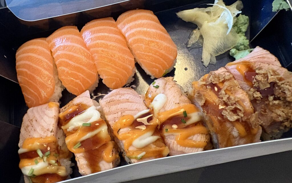 これはホテル近くのスーパーで買ったお寿司です