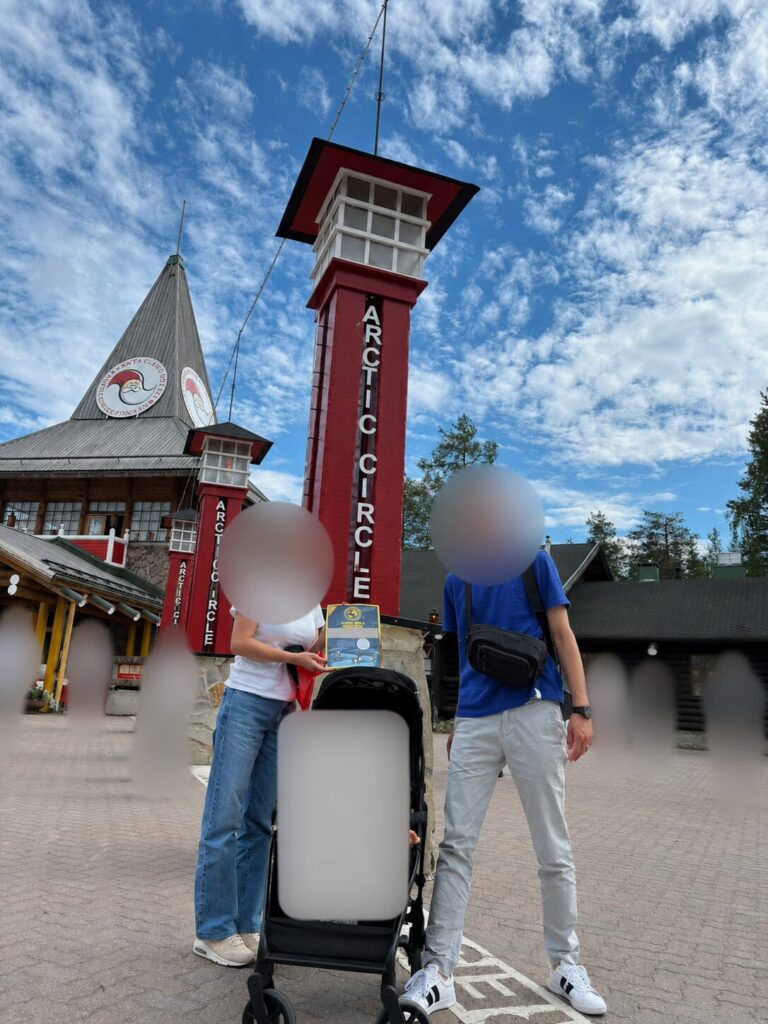 ARCTIC CIRCLE（北極圏）の柱の前で記念に