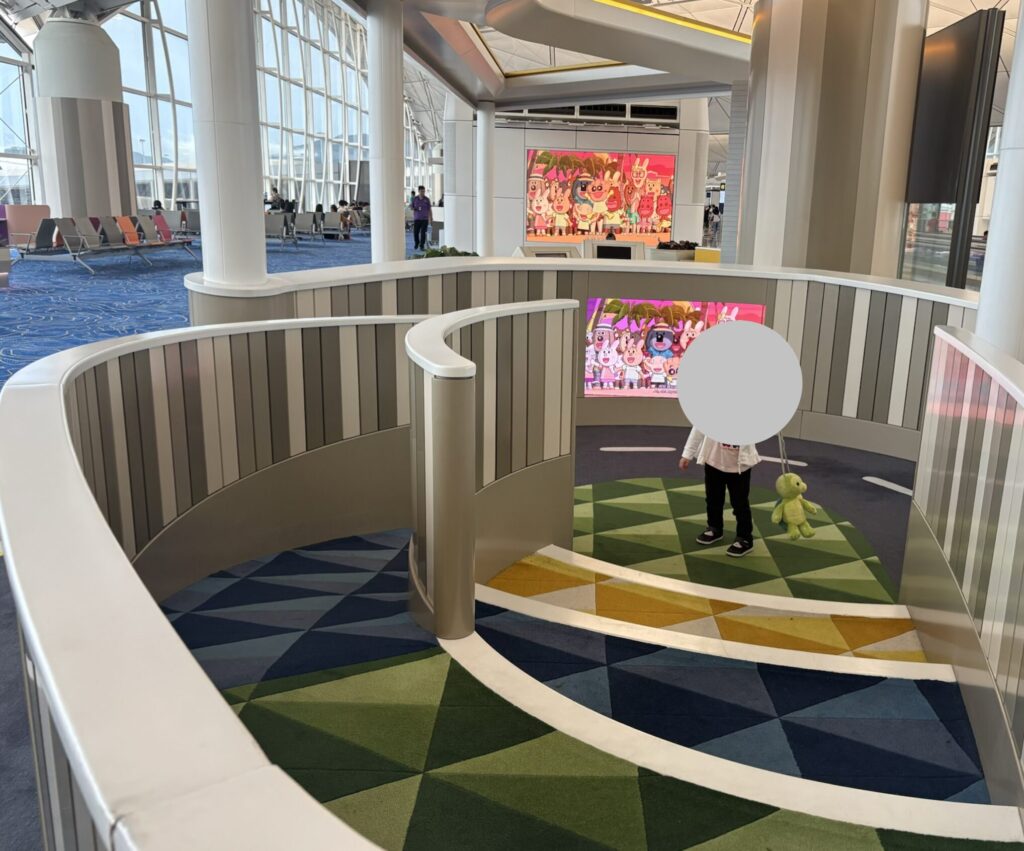香港国際空港でアニメが流れているスクリーンスペース