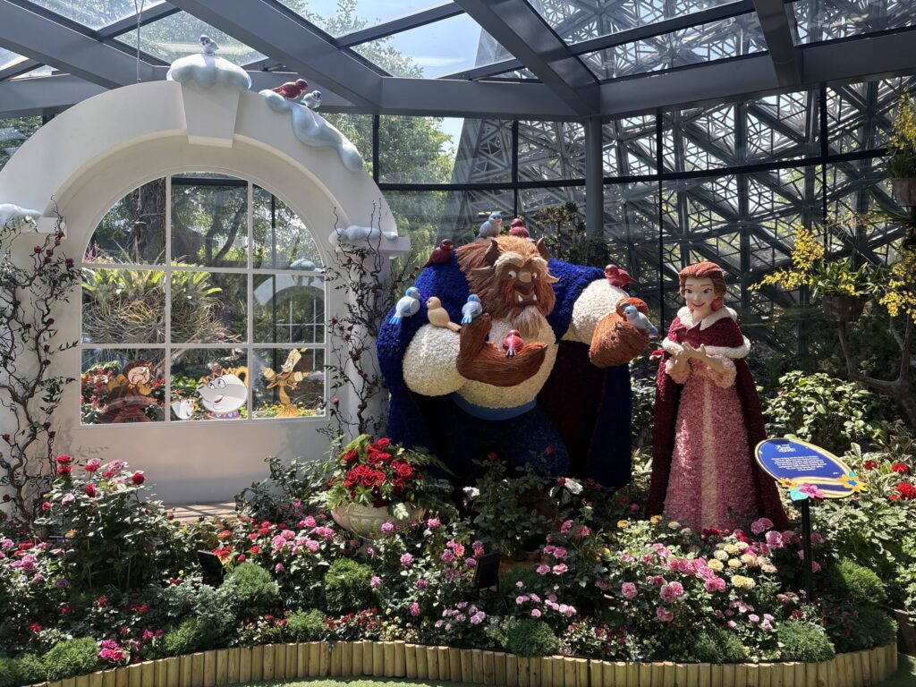 お花で作られた美女と野獣の展示（ガラス張りの屋内）