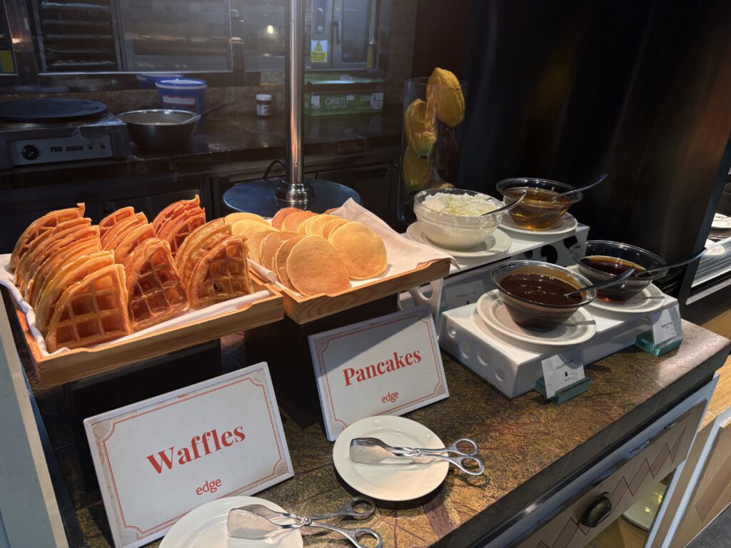ホテル朝食ビュッフェのワッフルとパンケーキ