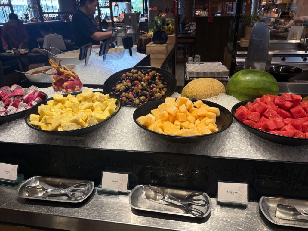 ホテル朝食ビュッフェのカットフルーツ