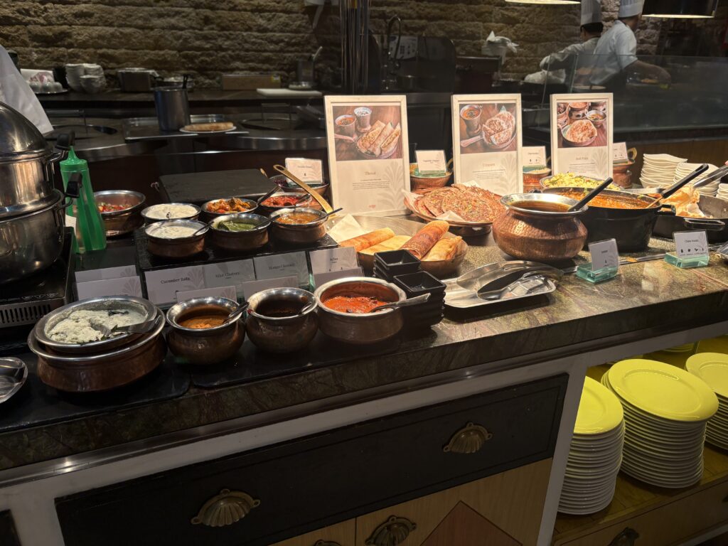ホテル朝食ビュッフェのインド料理コーナー
