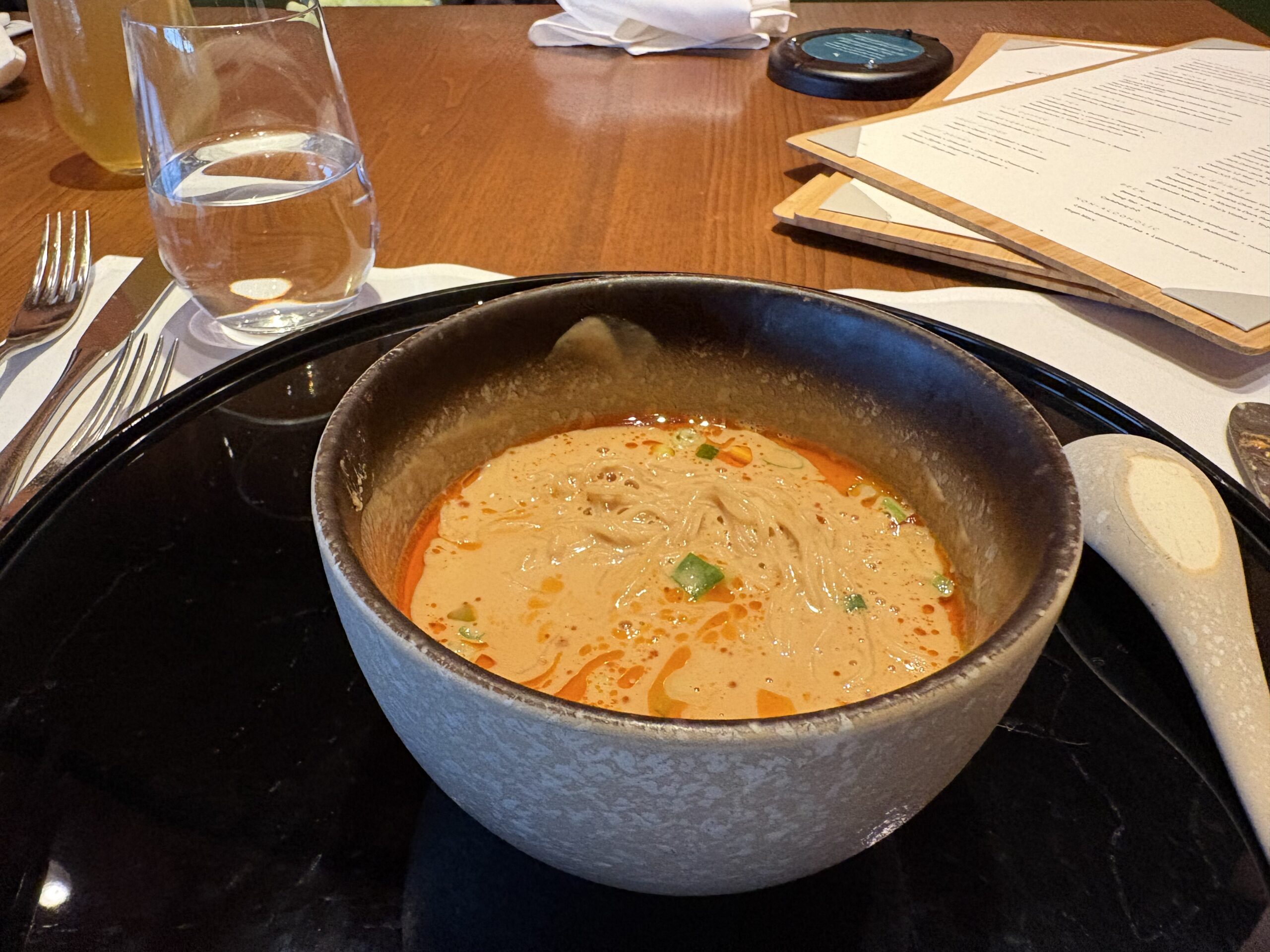 香港ラウンジの担々麺