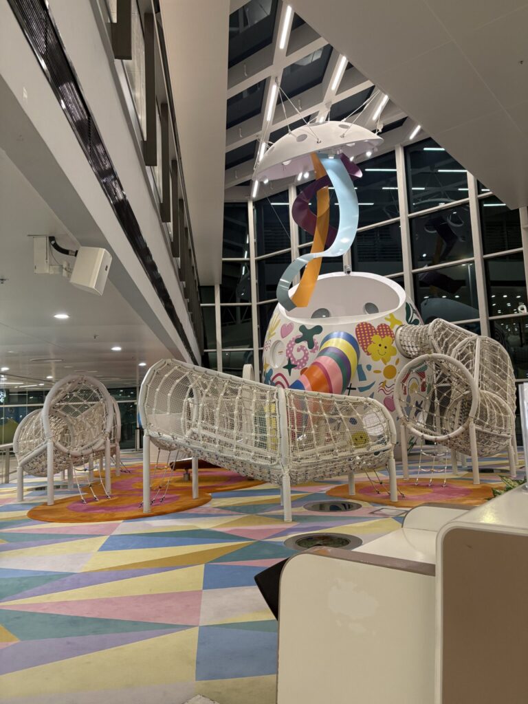 香港国際空港のキッズスペース。編み目状のトンネル遊具とカラフルな床