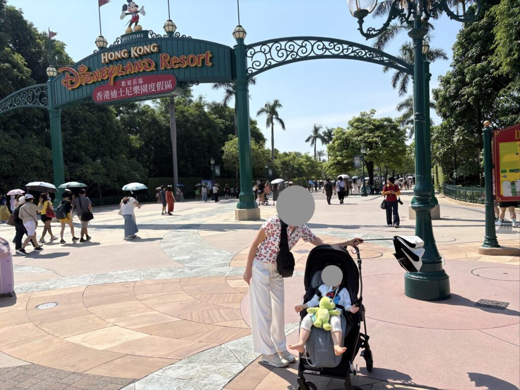 香港ディズニーランドの入口のアーチとベビーカー