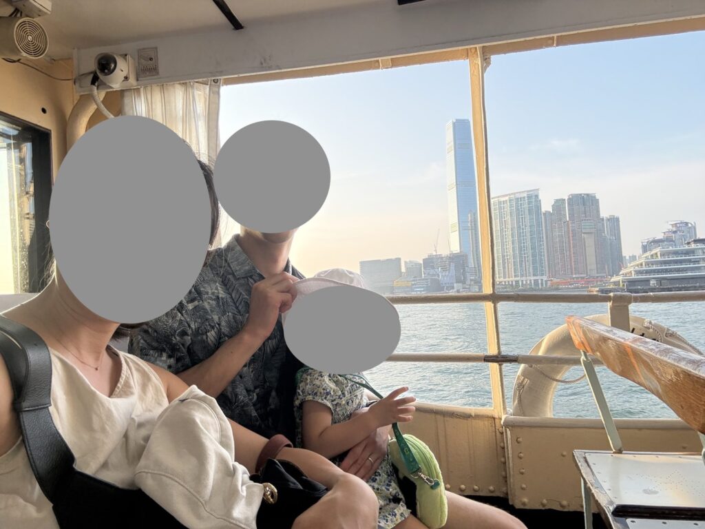夕暮れのスターフェリーの船内から見た香港島