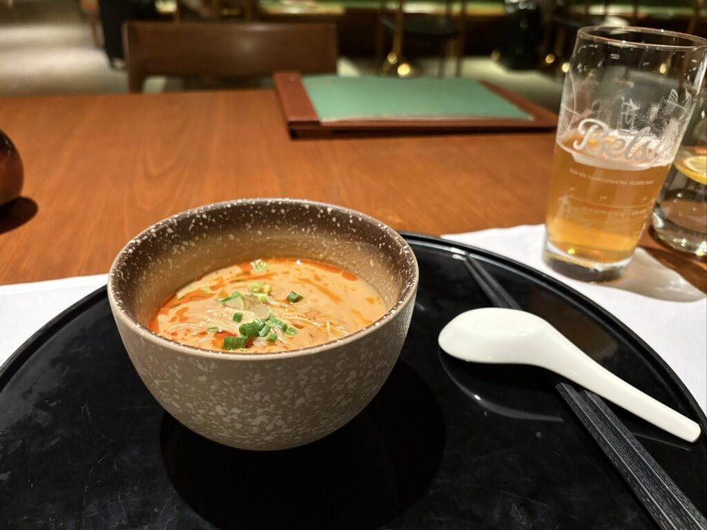 空港ラウンジの担々麺