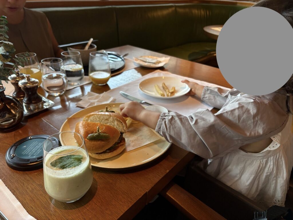 空港ラウンジで食事をする娘