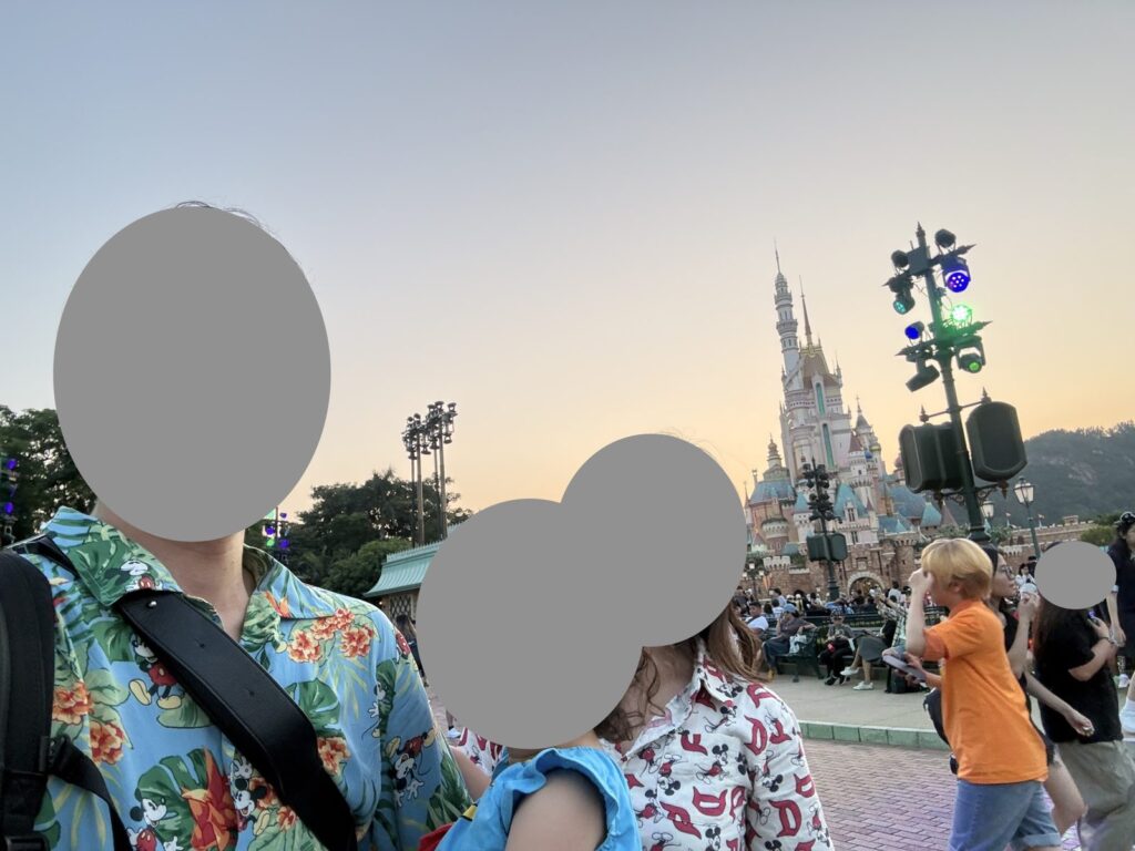 夕暮れのお城と家族