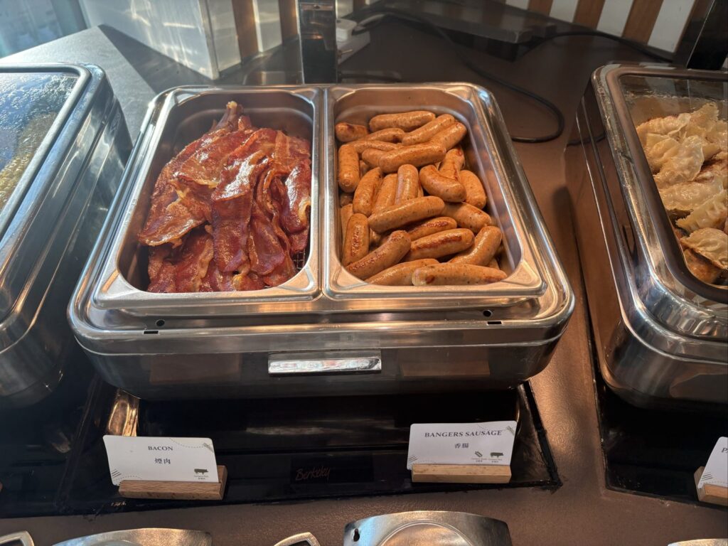 朝食のベーコンとソーセージ