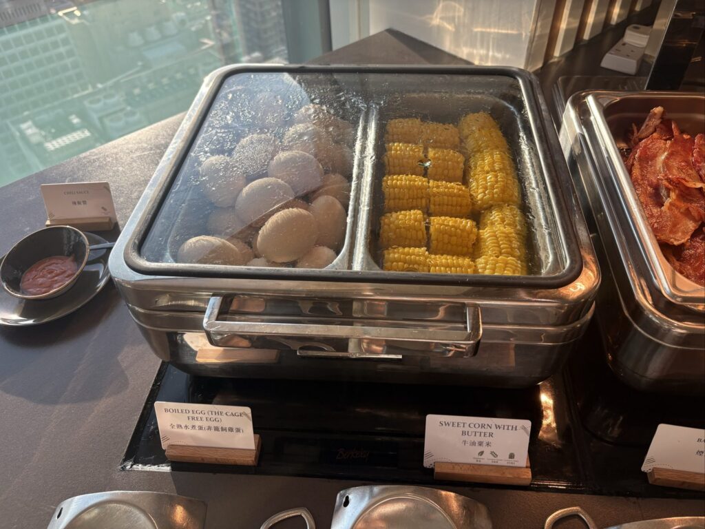 朝食のゆで卵とコーン