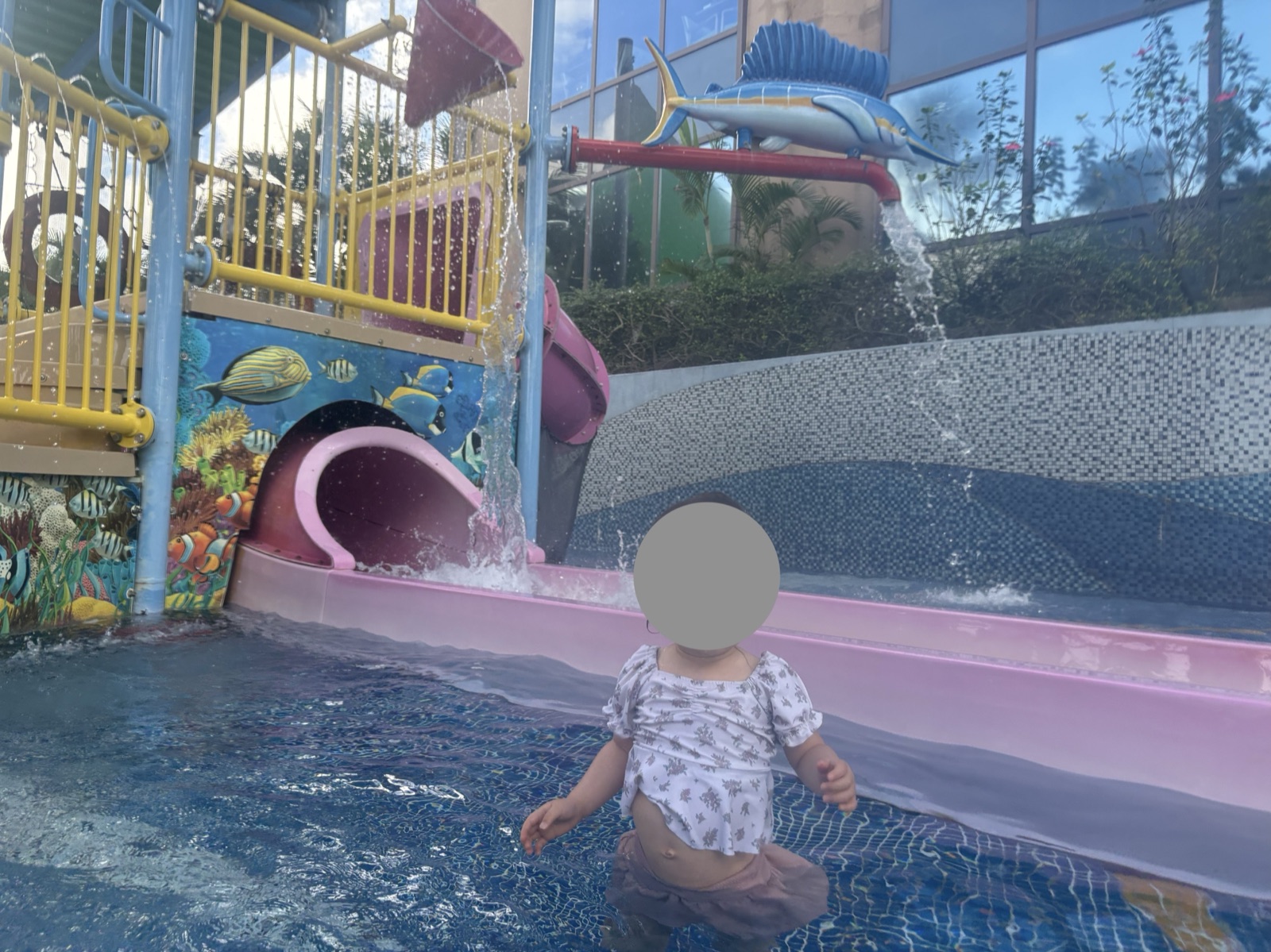 滑り台や水の仕掛けがあって、小さい子でも遊べます