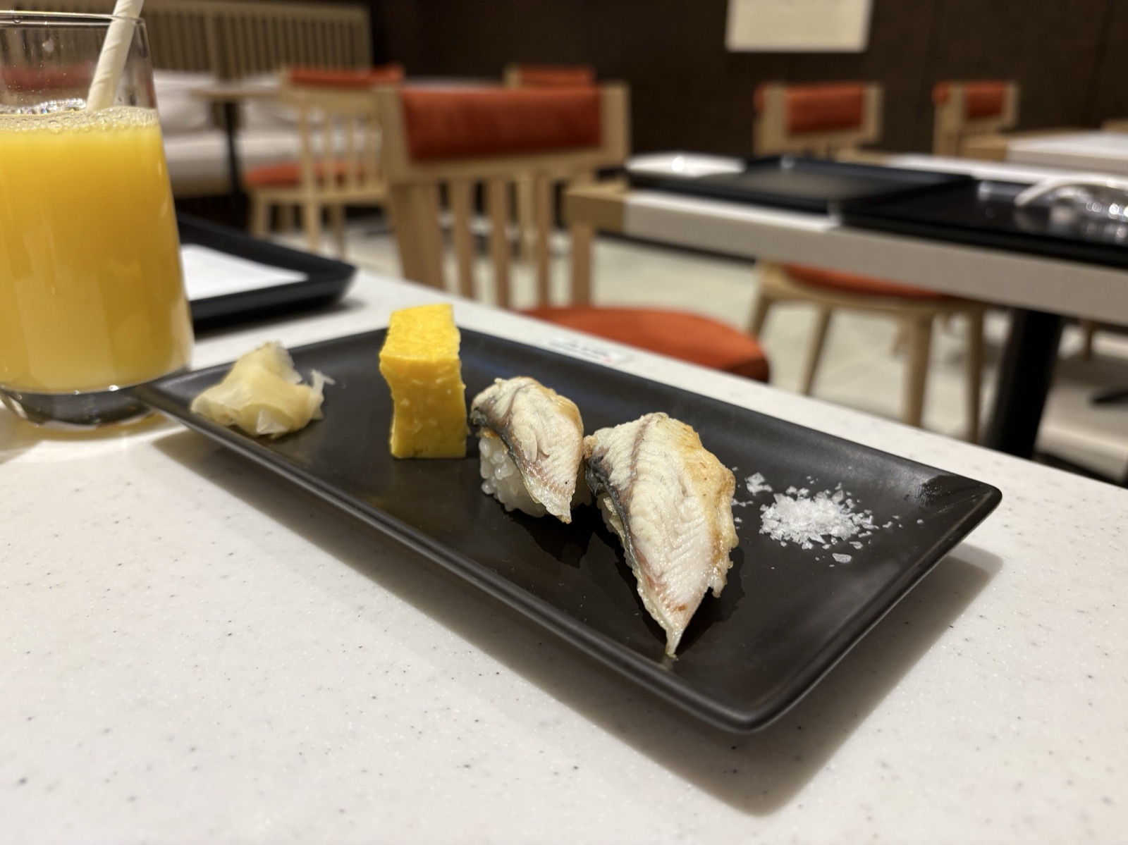 JALファーストクラスラウンジのお寿司 うなぎの白焼と玉子