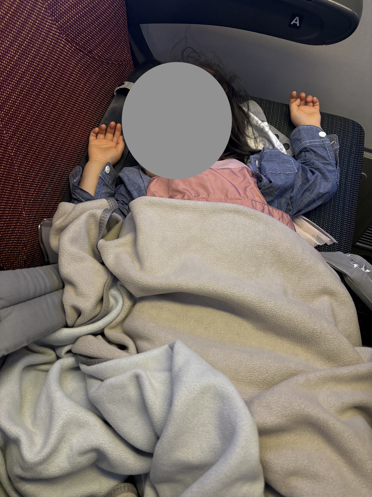 後方の空席で寝かせてもらいました。ブランケットもお借りしています