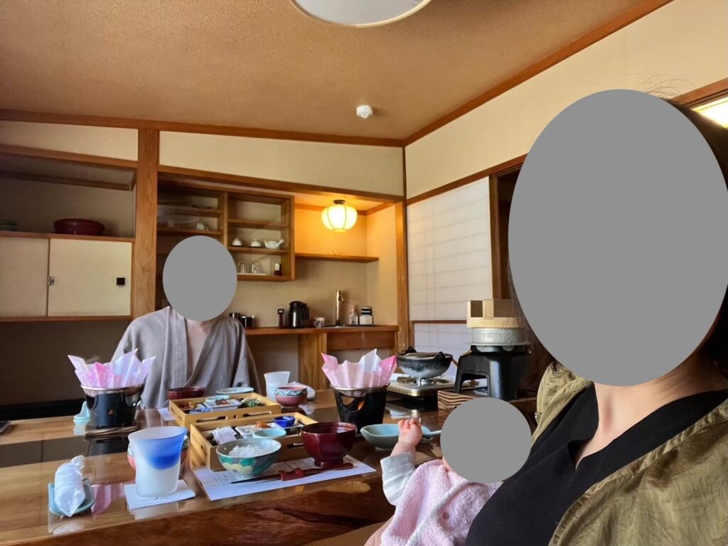 喜久屋の和室で家族で過ごす