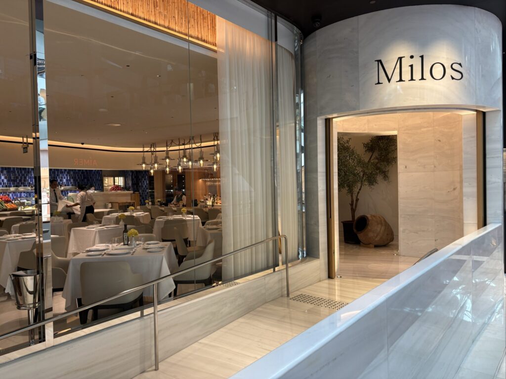 マリーナベイサンズにあるMilosの入口