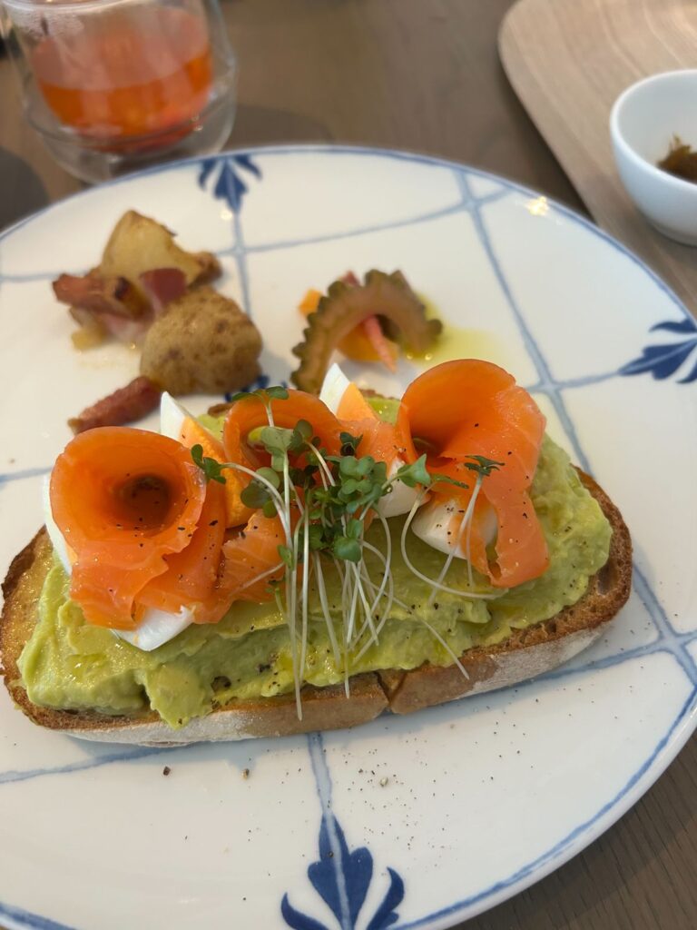 朝食のアボカドトースト