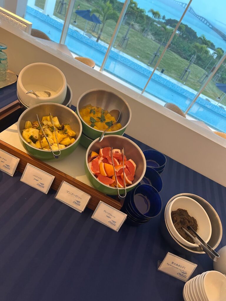朝食ビュッフェのフルーツ