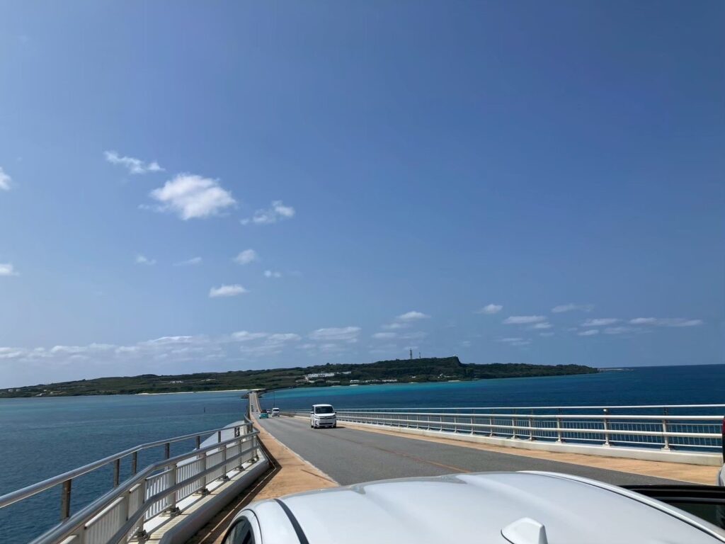 車から見た伊良部大橋