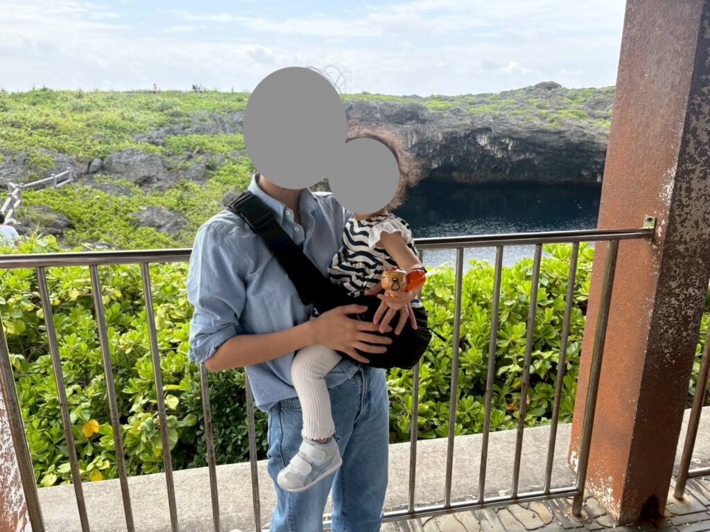 POMULUのヒップシートで娘を抱っこして通り池を見る