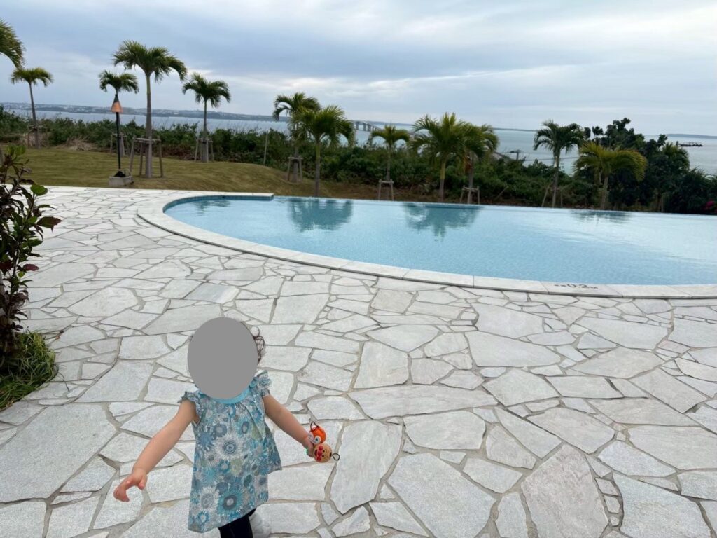 プールサイドを歩く娘